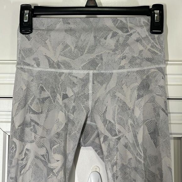 Lululemon Wunder Under Hi-Rise 1/2 Tight 17" Size 4 - Picture 3 of 9